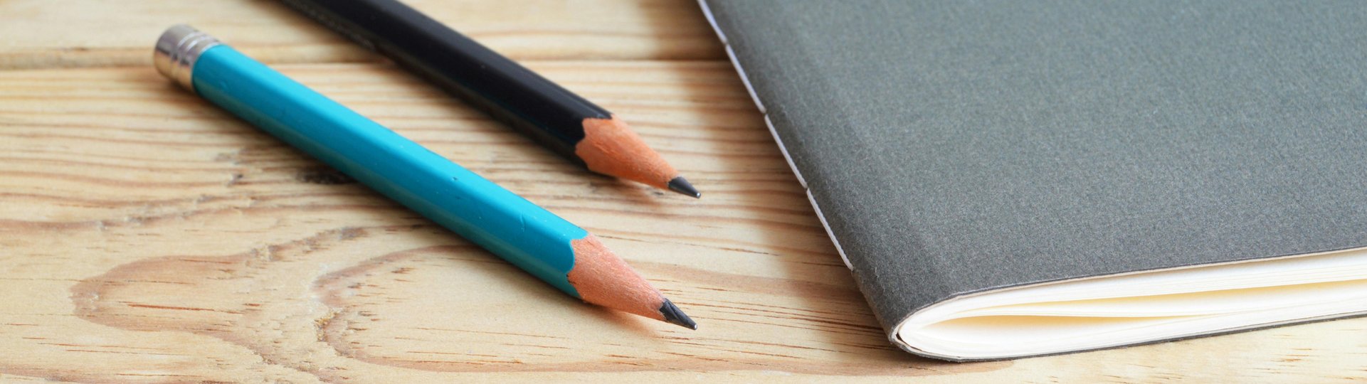 Heft und zwei Bleistifte